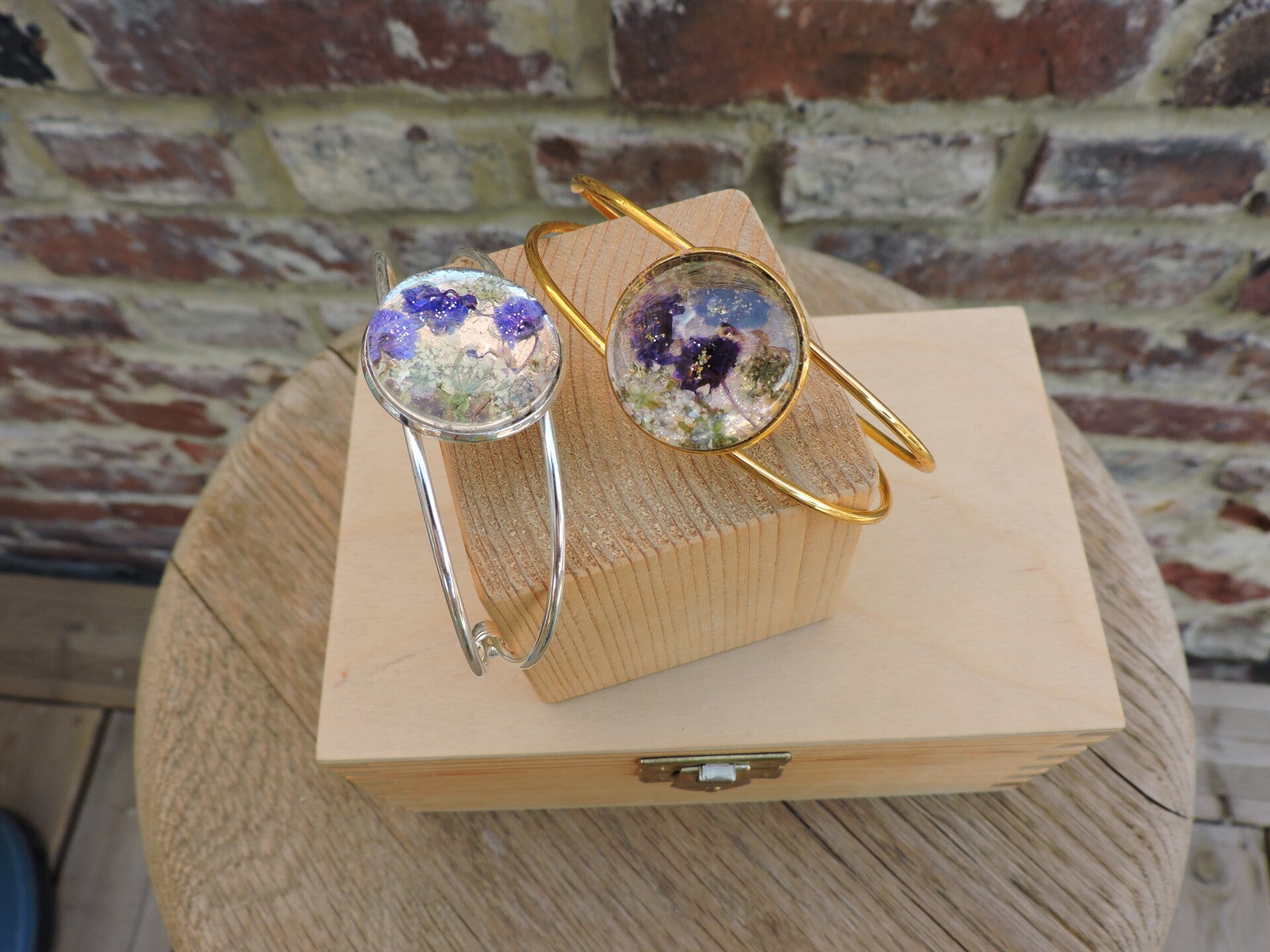 Bracelet Jonc Ajustable – Fleurs Séchées & Dôme de Verre