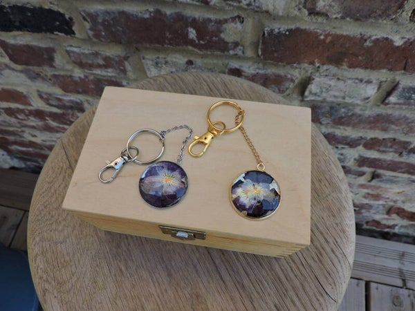 Porte-Clés & Bijou de Sac – Pensée Mauve Séchée & Dôme de Verre