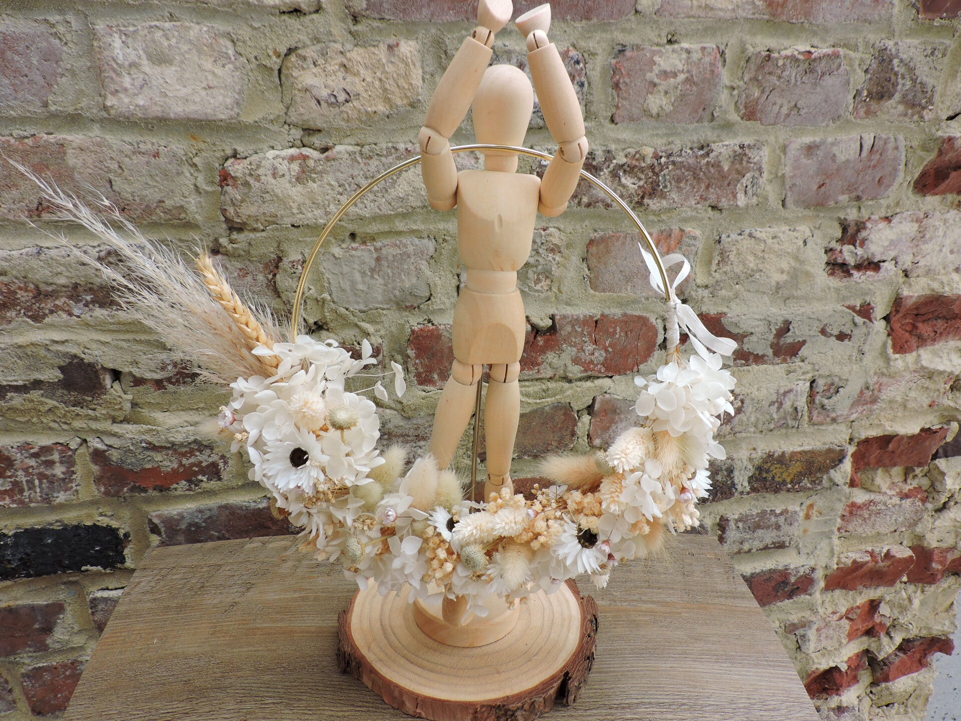 Couronne Murale « Nuage de Soie » – Cercle Doré 20 cm & Demi-Lune Florale