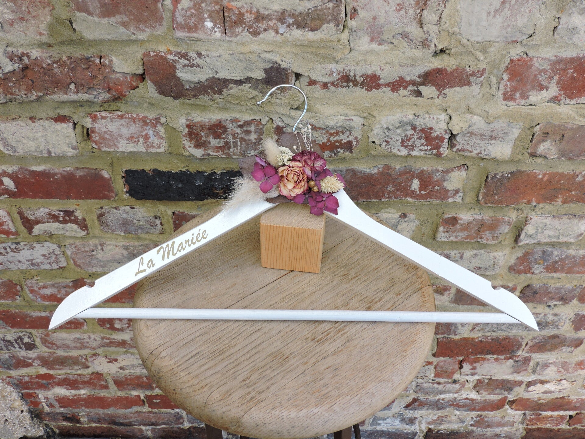 Cintre en bois avec fleurs séchées personnalisable