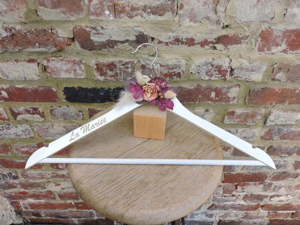 Cintre en bois avec fleurs séchées personnalisable