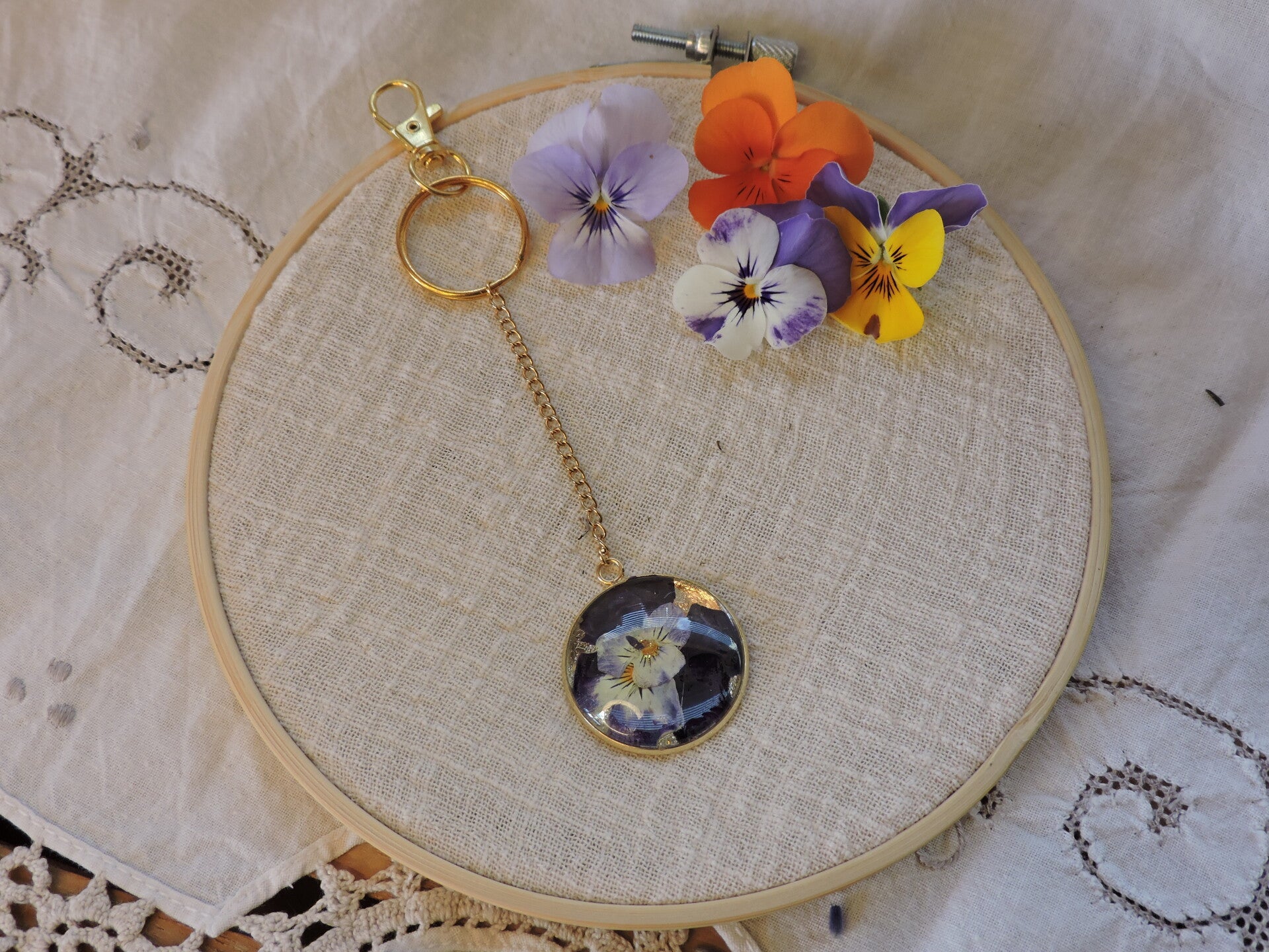 Porte-Clés & Bijou de Sac collection "Douce Pensée" – Pensée Séchée & Dôme de Verre