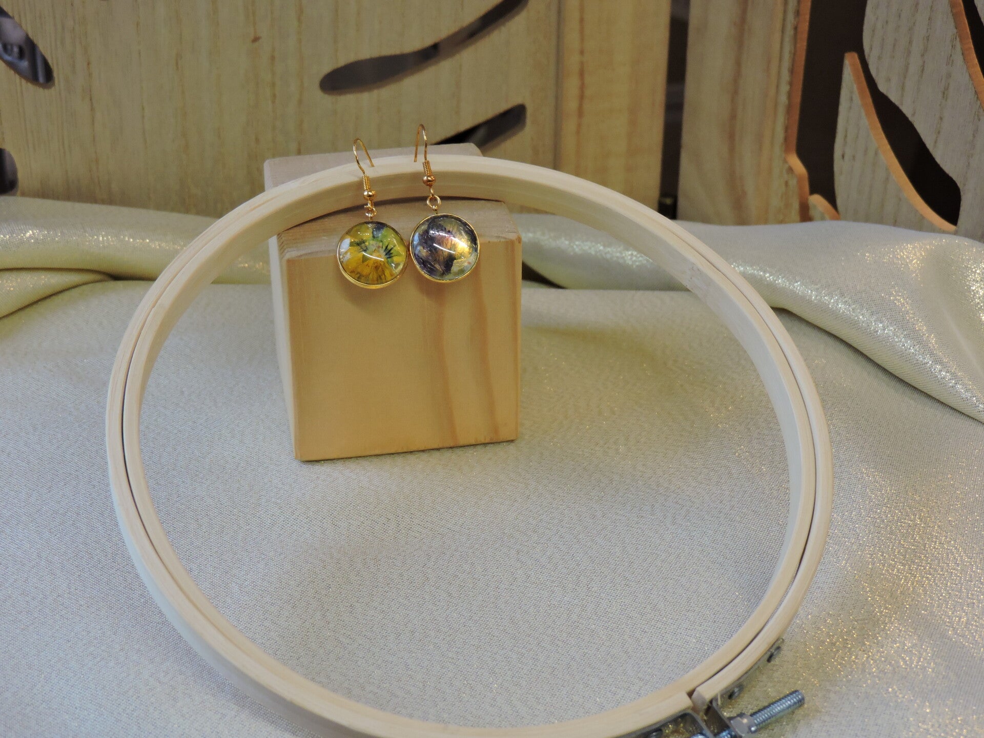 Les boucles d'oreilles « Douces Pensées » 1 dôme de verre