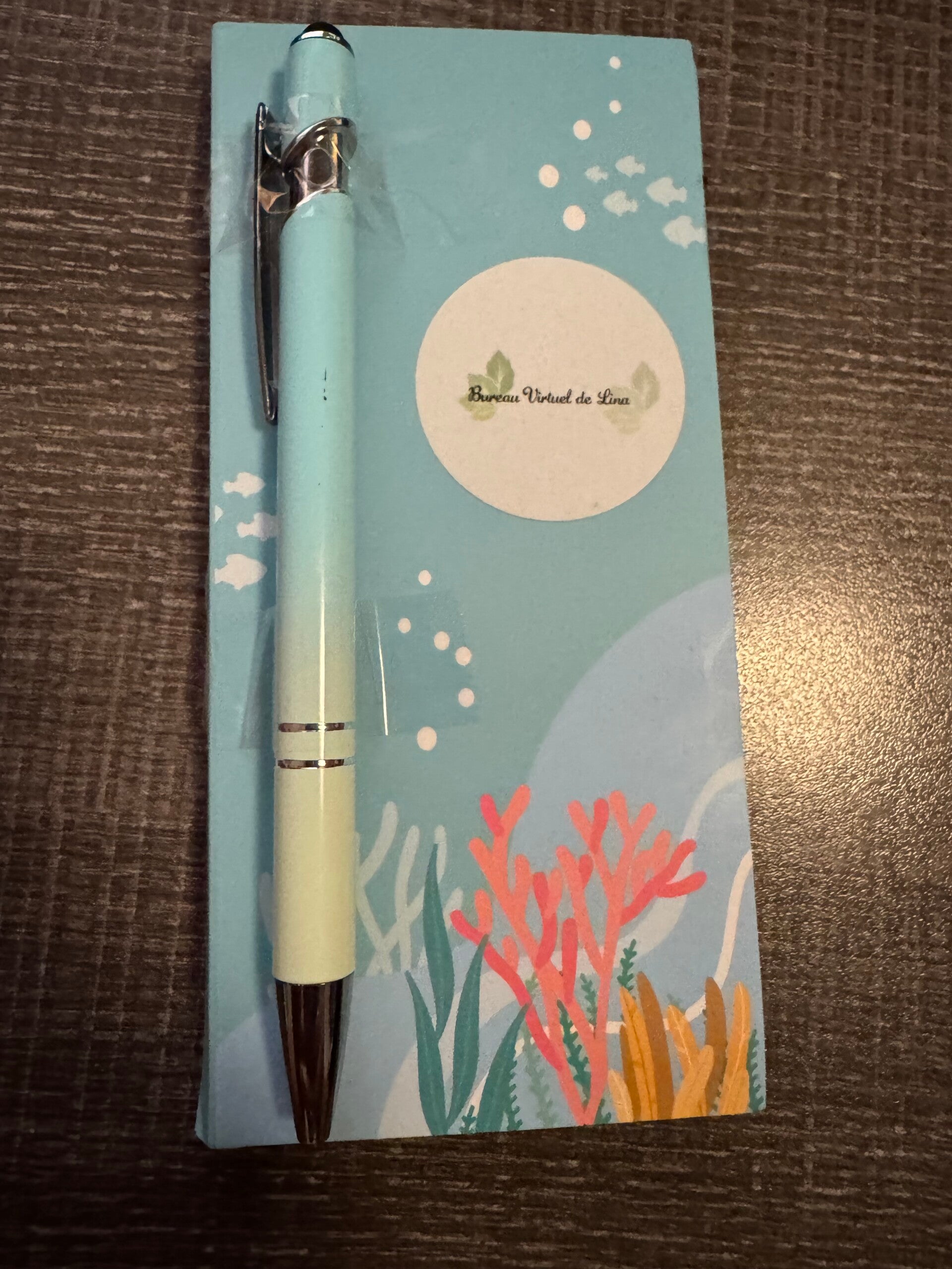 crayons et pad de notes autocollant