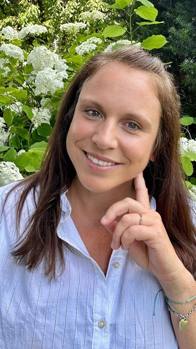 Ich bin hier selbst zu sehen. Lächle freundlich, habe den Kopf etwas zur Seite geneigt. Meine linke Hand stützt sich leicht auf meinen Kopf, was mir eine professionelle Haltung verleiht. 