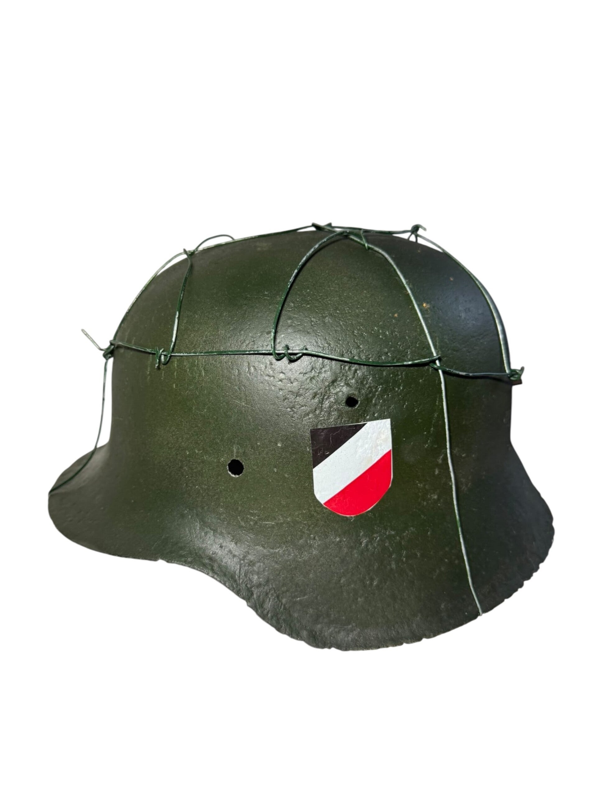 Opgeknapte Duitse Bodemvondst Helm (M35/M40 model) met SS-Decal & Camouflagendraad