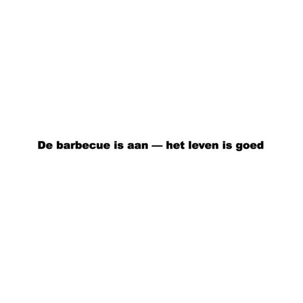 De barbecue is aan — het leven is goed | bbq sticker wit | zwart 🔥 | Liefst