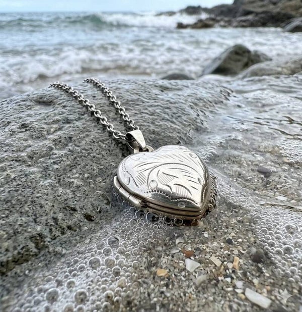 Vintage 1980s Flora Engraved Heart Locket