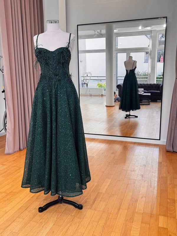 Grünes Midikleid mit Federn und Minipailetten im Rock