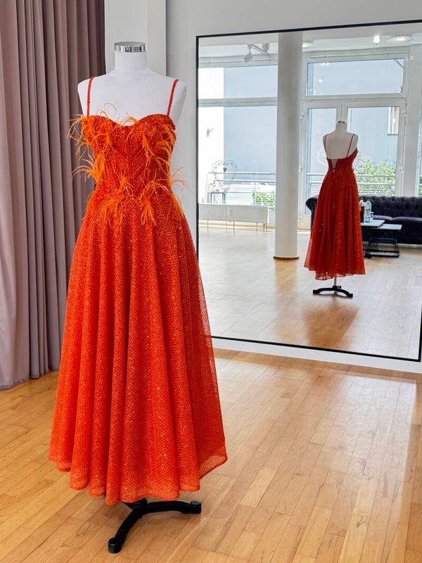 Oranges Midikleid mit Federn und Minipaietten im Rock