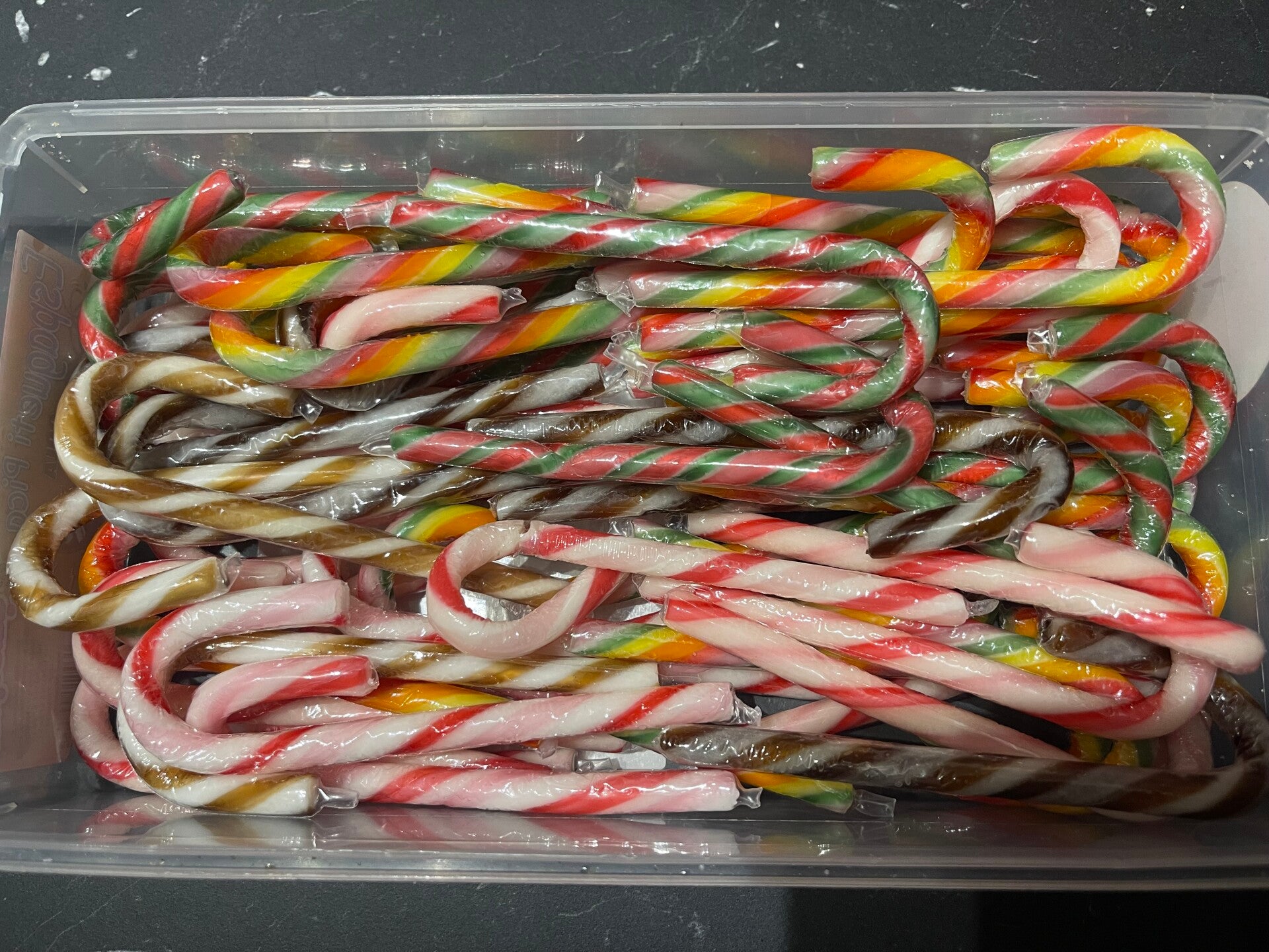 Boîte avec 53 sucettes Cannes