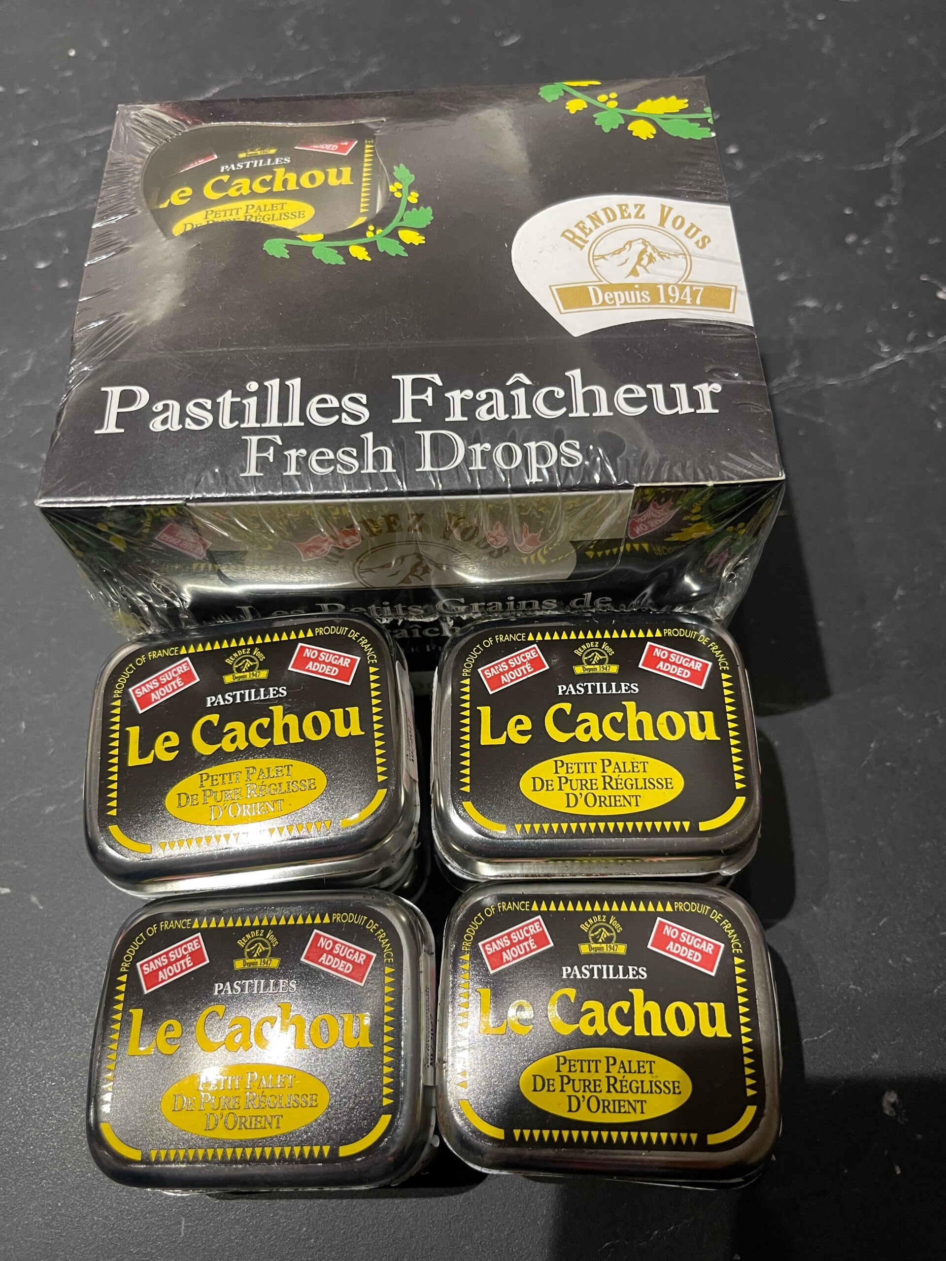 Lot de 38 boîtes de cachou