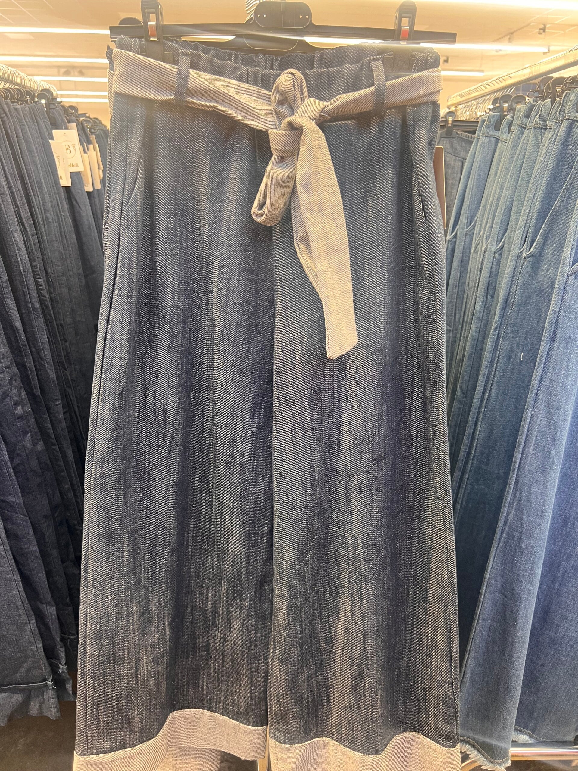 Jeans largo con fiocco