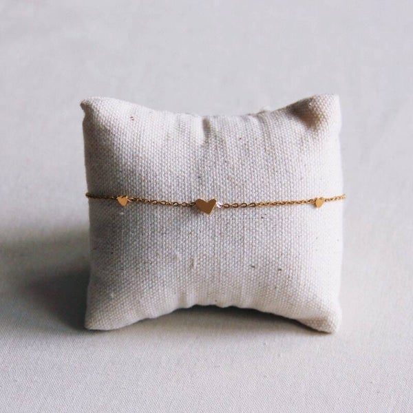 Armbandje met 3 mini hartjes - goud