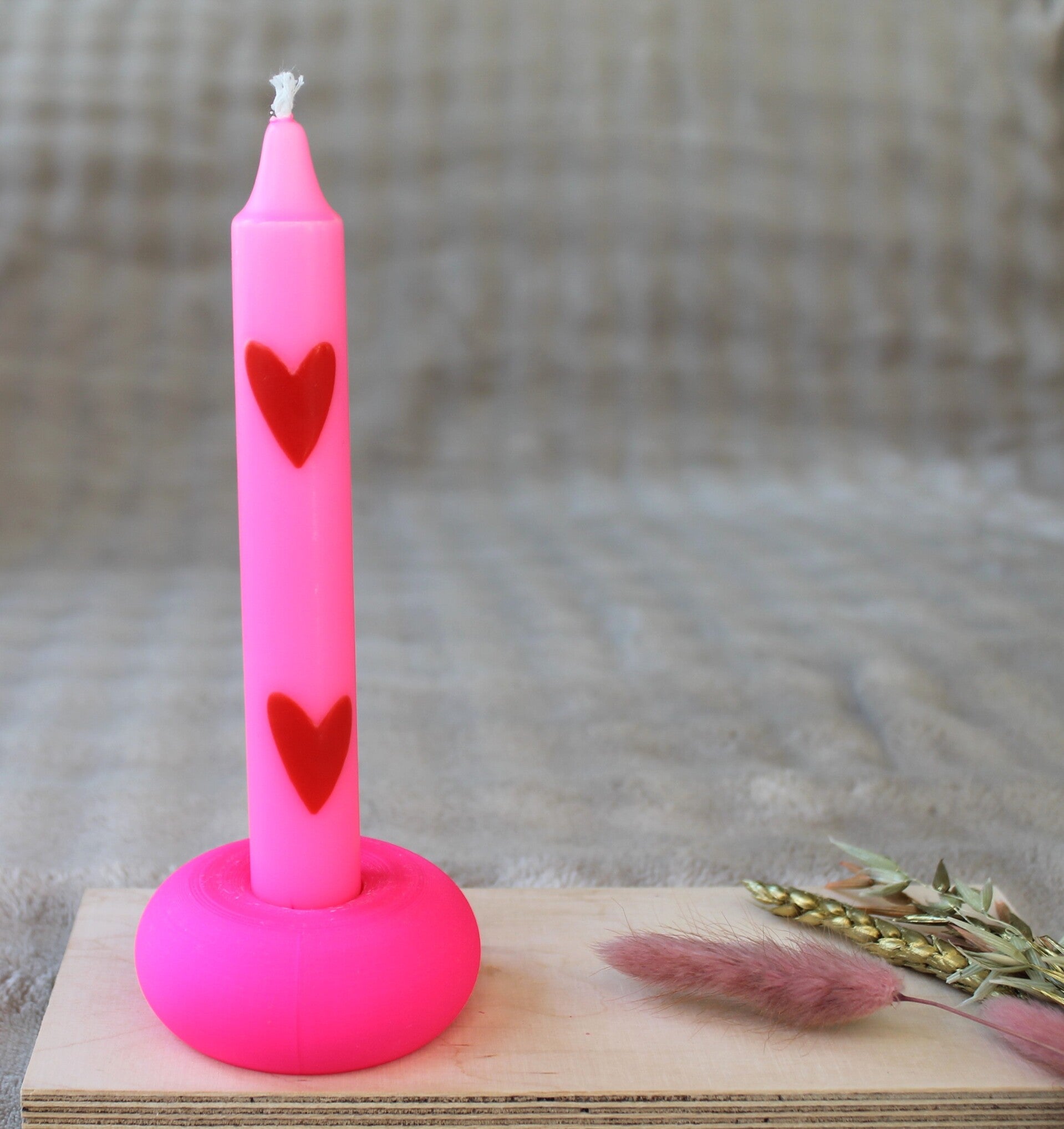 Dinerkaars Neon-Roze met rode hartjes