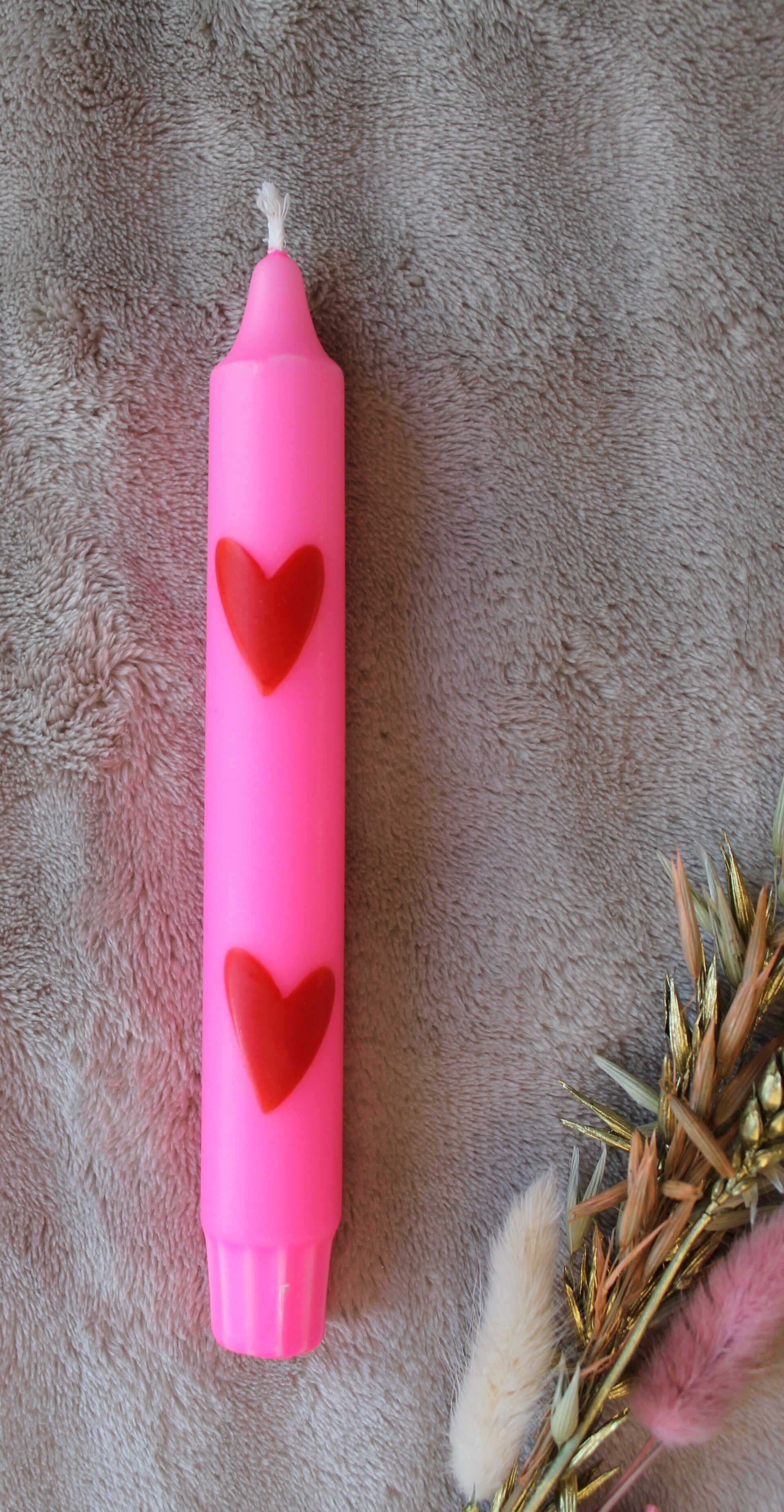 Dinerkaars Neon-Roze met rode hartjes