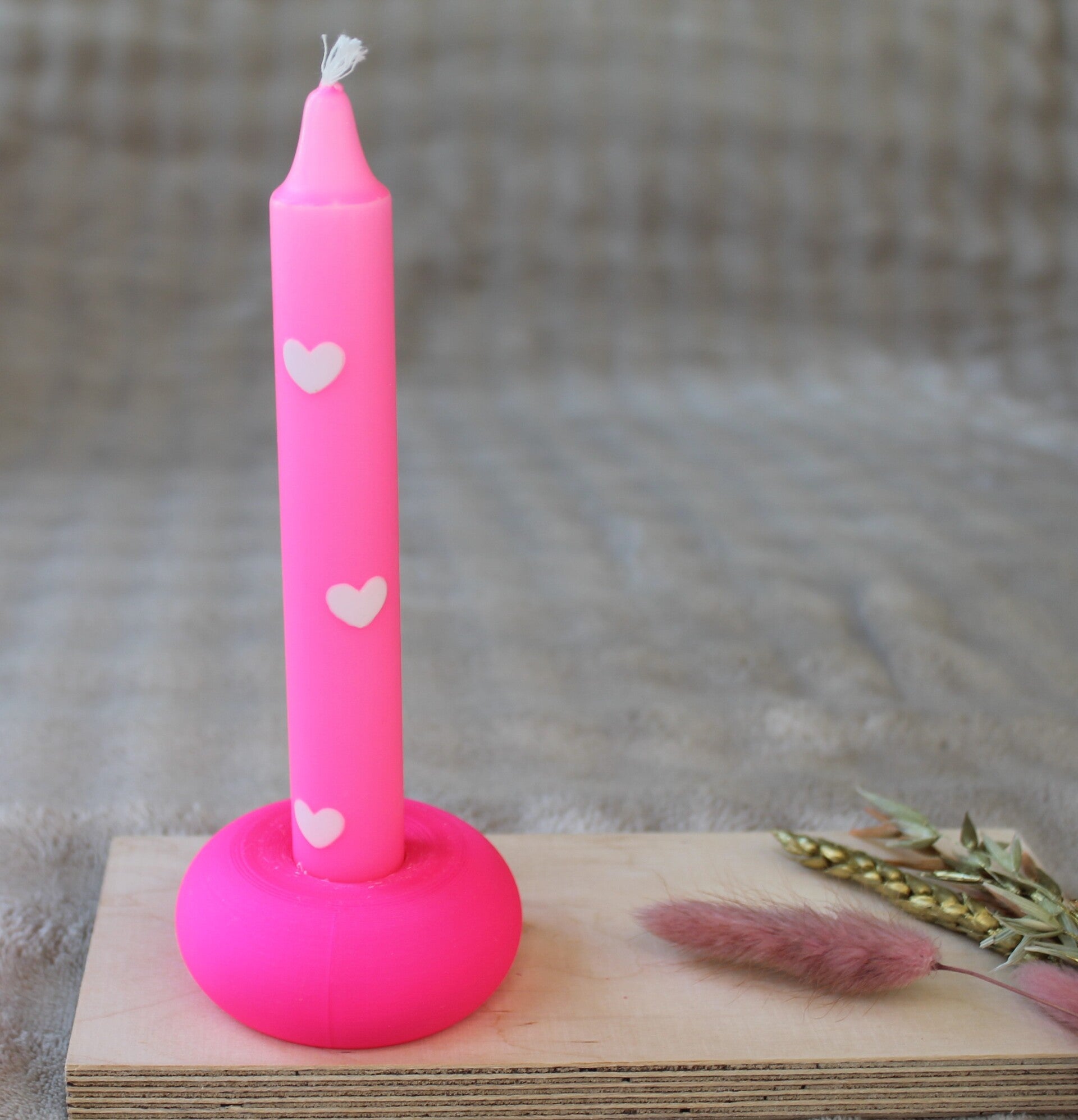 Dinerkaars Neon-Roze met witte hartjes
