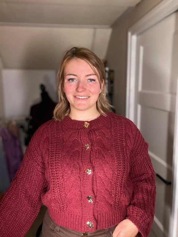 Bordeaux kabel trui met gouden knopen