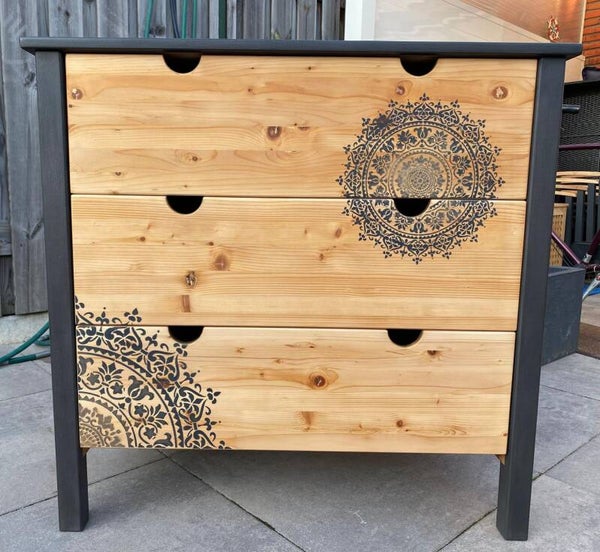 Unieke houten commode met mandala-details