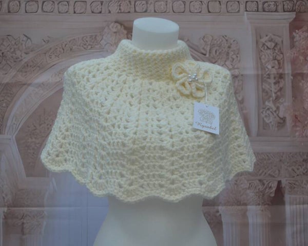 Korte Gehaakte Poncho voor Bruid – Herfst & Winter met Bloem