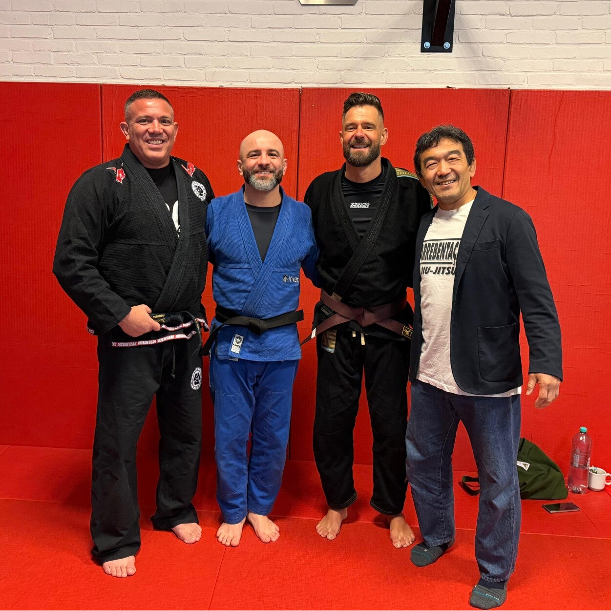 Bruine band uitreiking door Yuki Nakai en Martijn de Jong