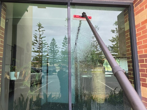 window , pole fed, pure watercleaning image