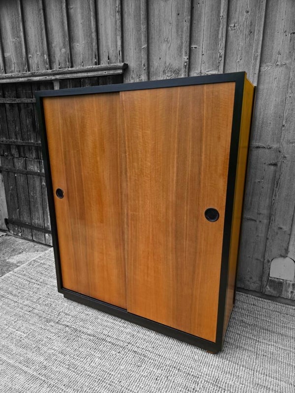Kurt Thut 1953 Schiebtüren Schrank Modell  Nr. 970A  In seltenem Nussbaum