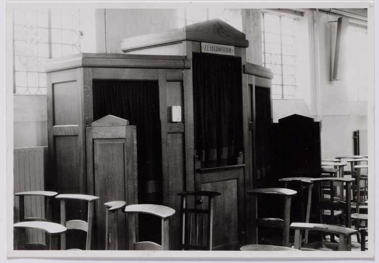 De biechtstoel in de kerk was een ruimte vol geheimen. 