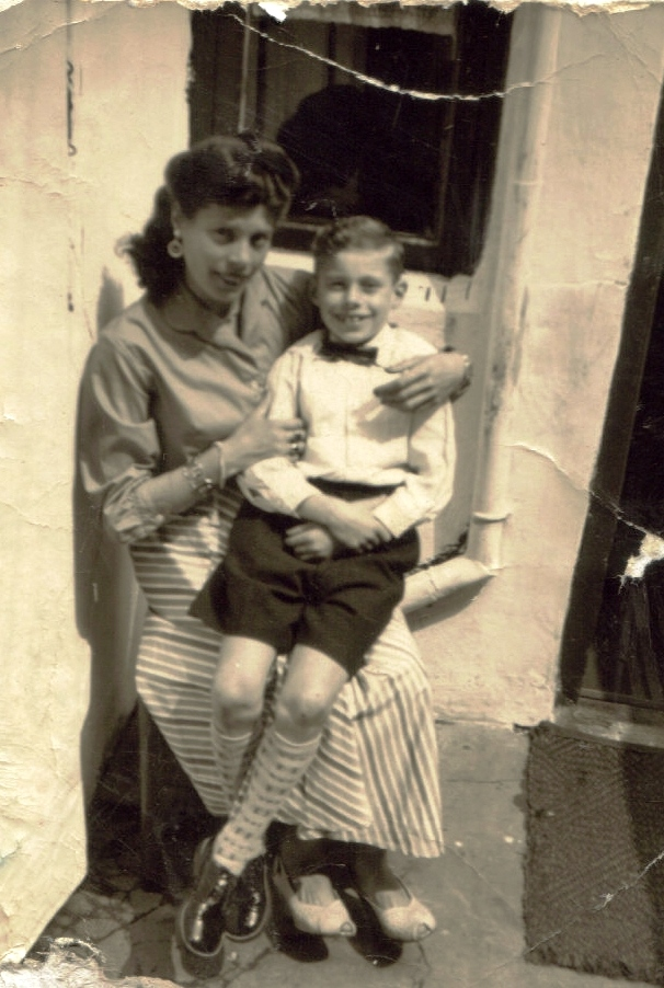 Moeder en zoon Lauwerijssen 1962 in het Pieter Vreedepad in Tilburg