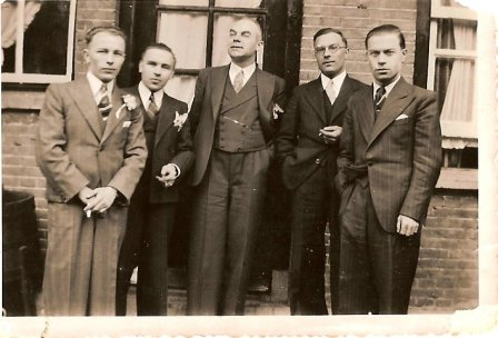 Leo van Grinsven van 4 naoorlogse Puk en Muk verhalen ( uiterst rechts )