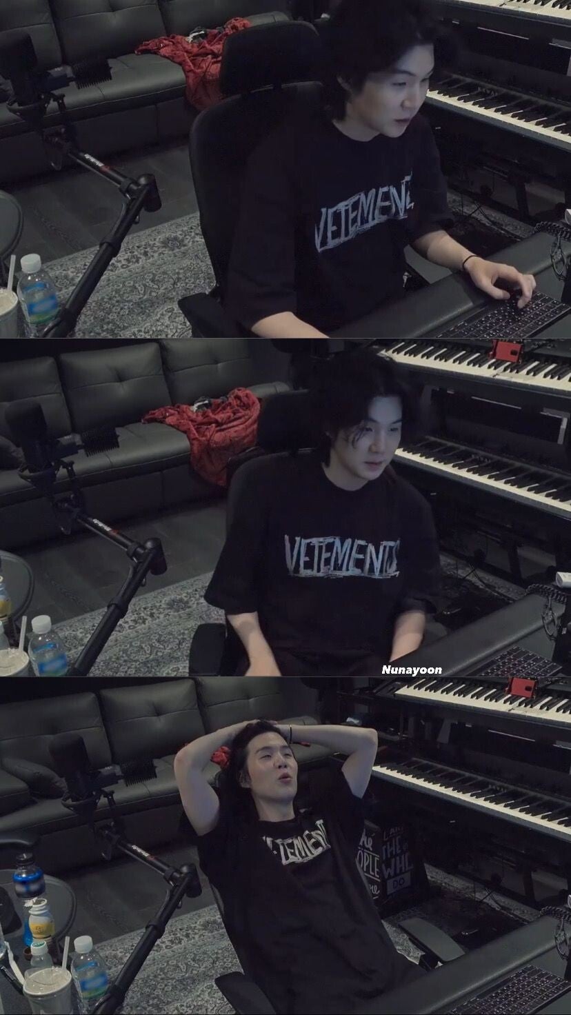 Suga en su estudio de música