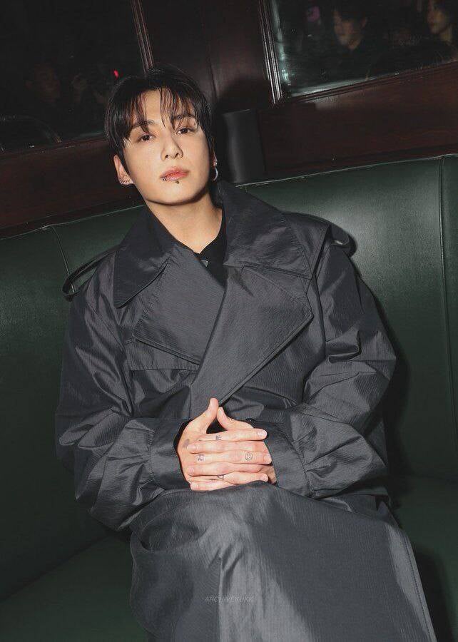 JK con gabardina negra