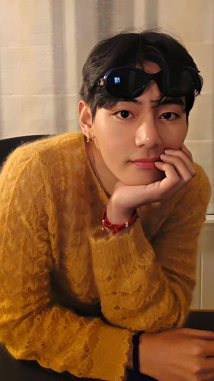 V o Tete con lentes y sueter amarillo 