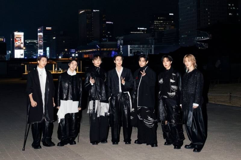 BTS en la emblemática plaza Gwanghwamun en Seúl, Corea del Sur. Comeback ARIRANG