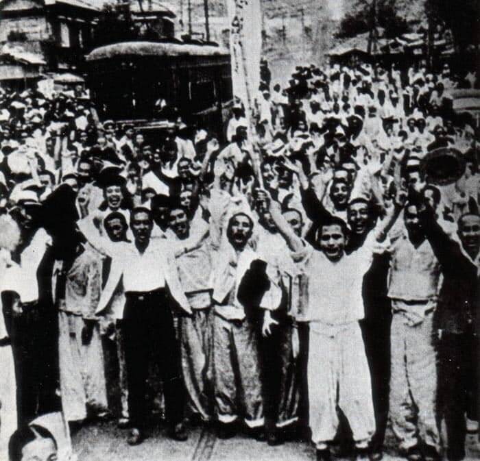 civiles coreanos celebrando su liberación