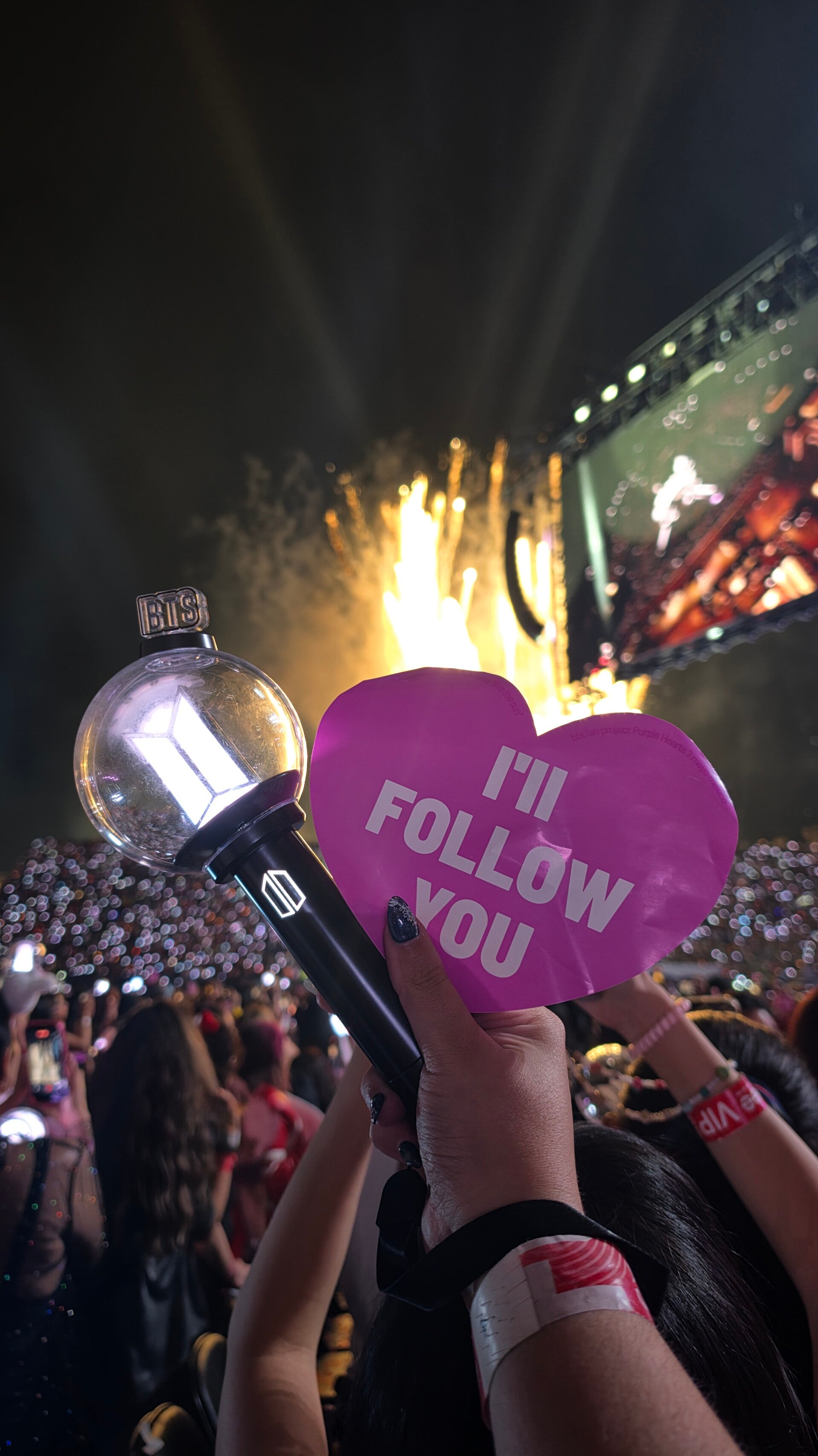 Army bomb sostenido entre el público en el concierto de BTS en el Estadio GNP de Ciudad de México. Foto: Giulliana Gutiérrez