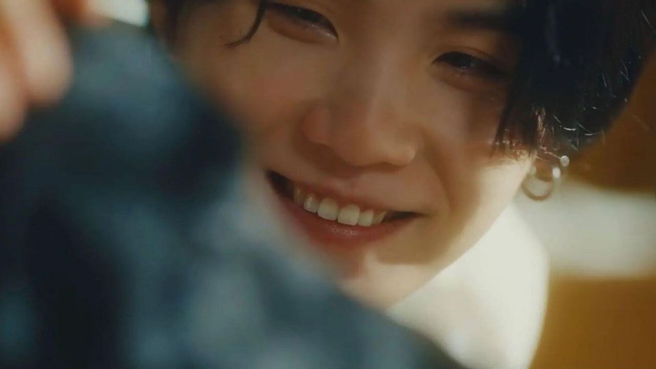 Suga de BTS sonriendo 