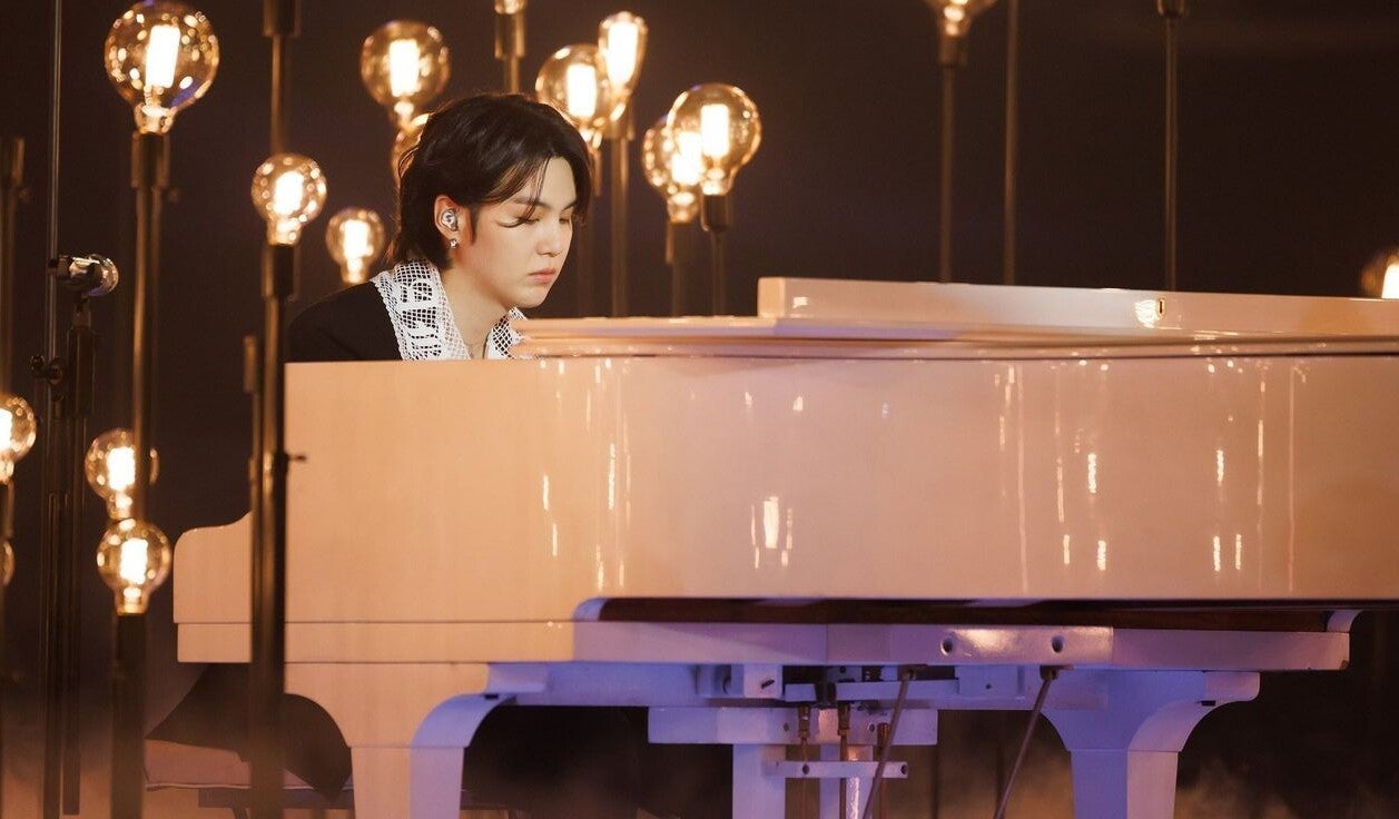 SUGA de BTS tocando piano