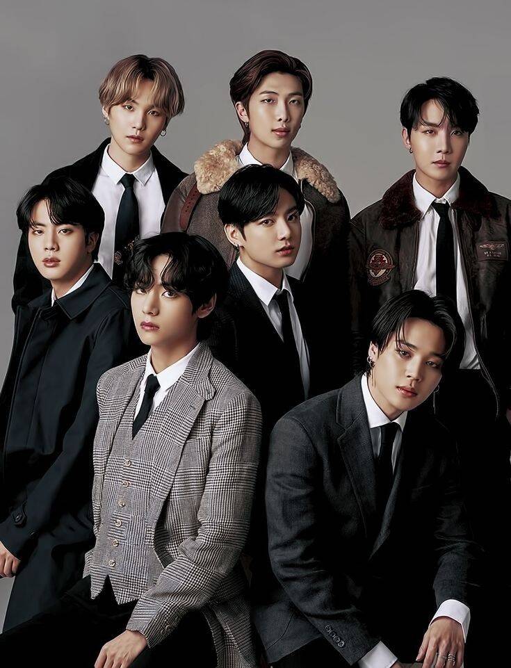 BTS con vestuario formal y fondo gris