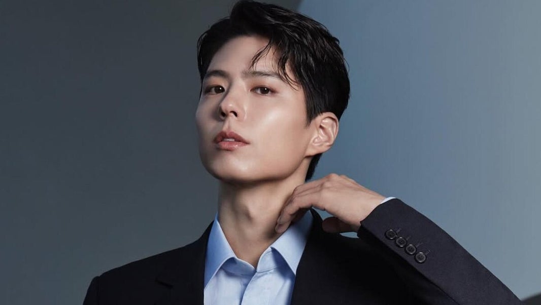 Park Bo-gum con traje formal negro