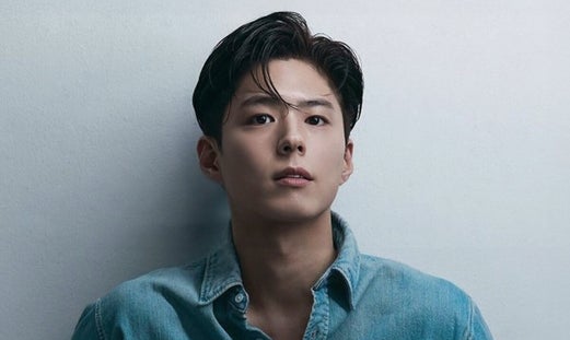 Park Bo-gum con playera de mezclilla azul