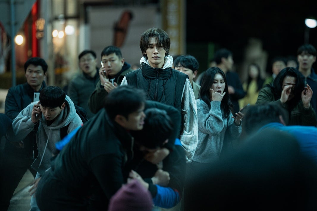 Kim Young-kwang (김영광), en una escena de la serie Gatillo