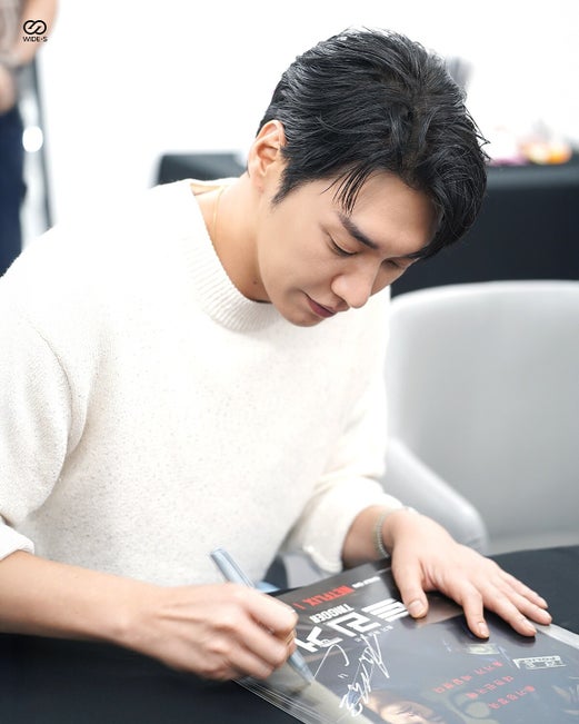 El actor surcoreano Kim Young-kwang (김영광), firmando autógrafos