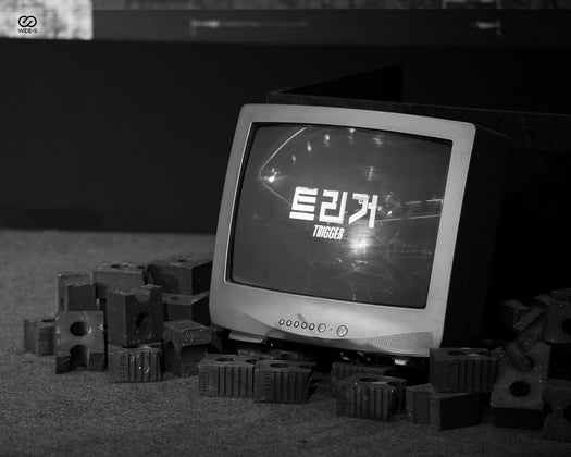 Televisión en la que aparece en la pantalla TRIGGER, gatillo en inglés, y en coreano dice 트리거