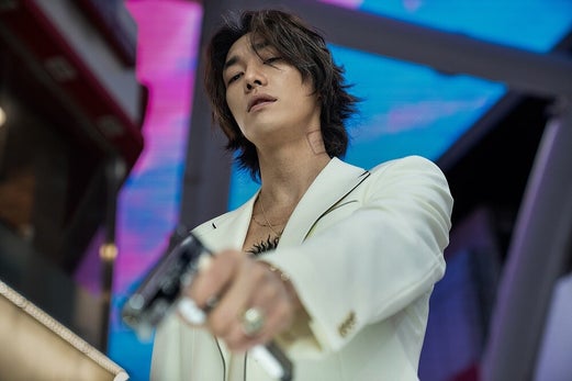 El actor surcoreano Kim Young-kwang (김영광) en una de las escenas de la serie Gatillo