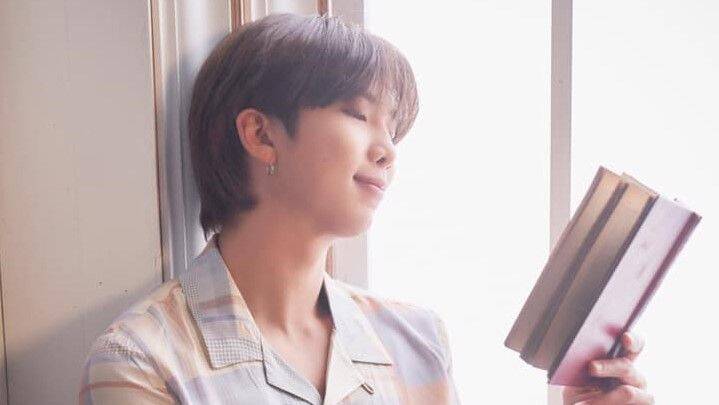 Namjoon de BTS leyendo