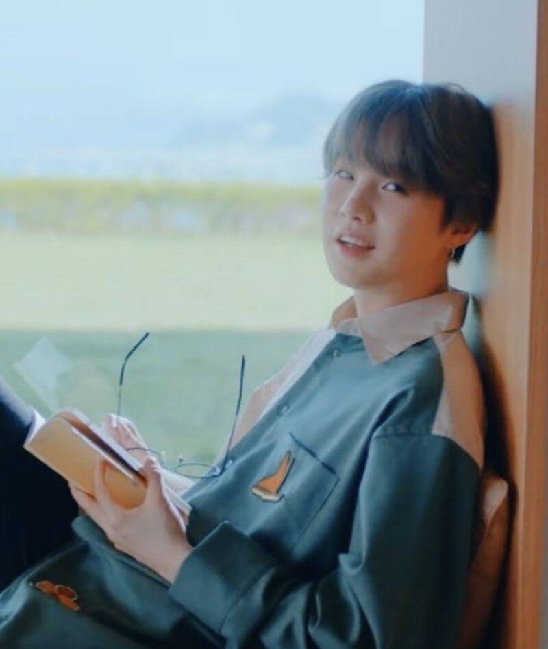 SUGA de BTS leyendo