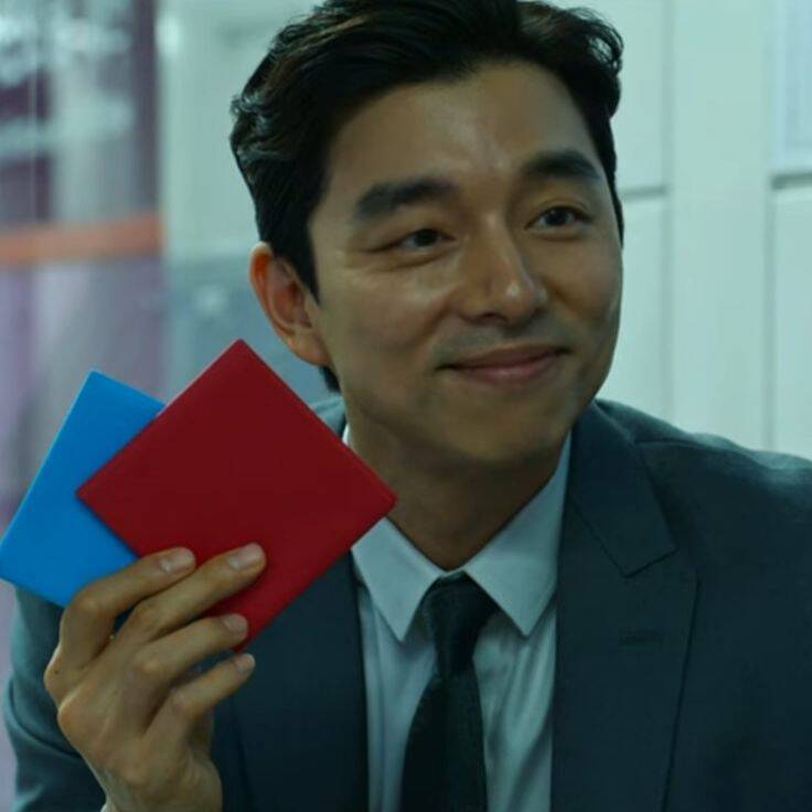 Gong Yoo con cartas ddakji en El juego del calamar