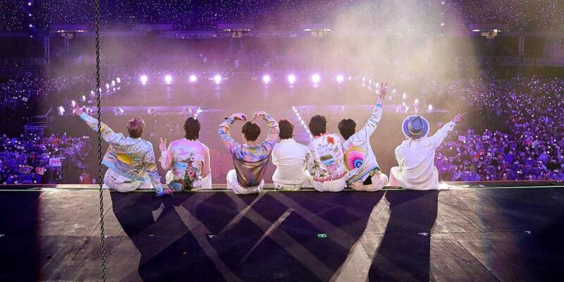 BTS saludando a ARMY en un concierto