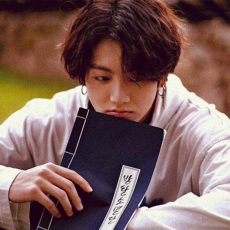 Jungkook de BTS leyendo